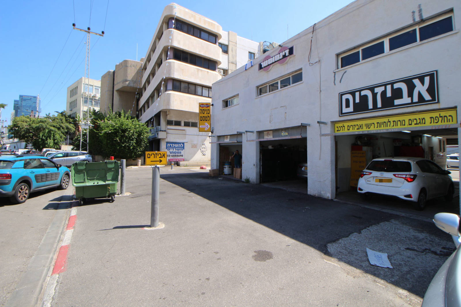 מחלקת האביזרים בסניף תל אביב